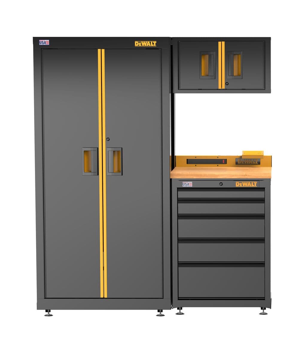 Un sistema de almacenamiento para garaje DEWALT que incluye un armario alto con puertas dobles, un conjunto de cinco cajones con encimera de madera y un armario de pared con dos puertas. Las unidades son grises con detalles amarillos y llevan el logotipo DEWALT.